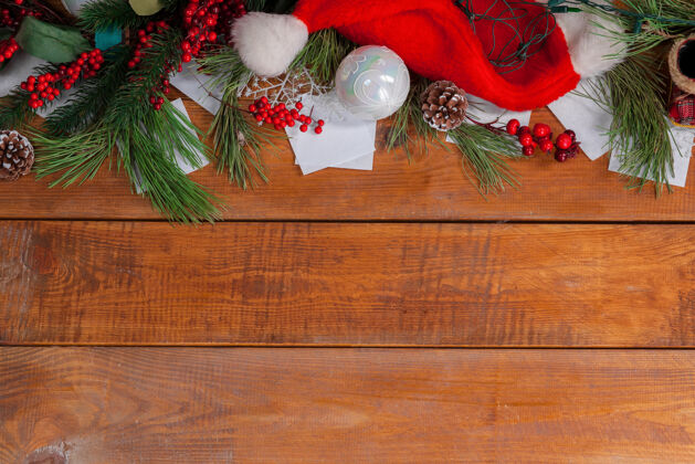 装饰带圣诞装饰的木桌 有文本复制空间礼物桌子礼物