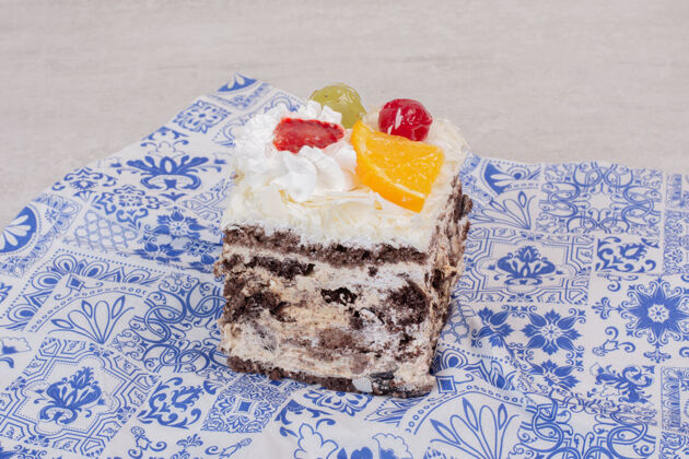 蛋糕把一片白蛋糕和水果片放在桌布上糕点桌布面包房