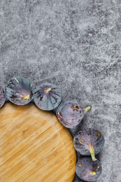 新鲜紫色无花果围绕在大理石的木板上顶部热带健康