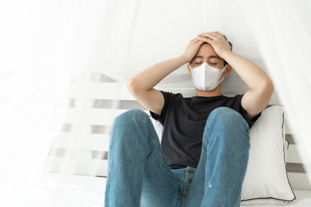 病毒亚洲男子戴口罩以防在检疫室因冠状病毒冠状病毒-19而感到头痛和咳嗽健康防护亚洲人