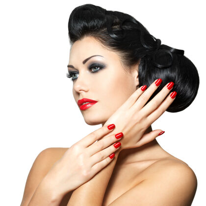红美丽的时尚女性 红唇 美甲 创意发型明亮发型指甲