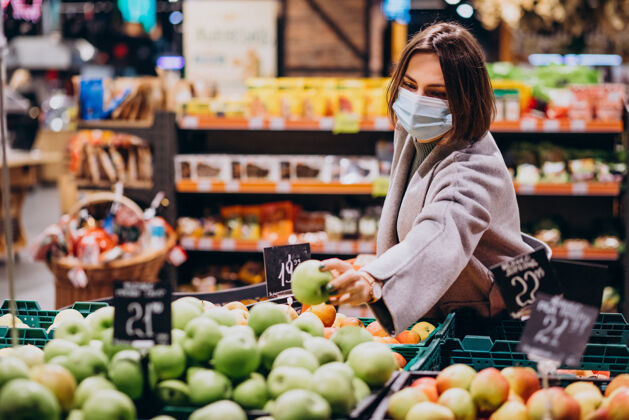 病毒戴着口罩在杂货店购物的女人冠状病毒食品杂货消费者