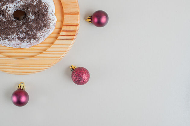 食物巧克力甜甜圈和圣诞球面包房洒美味