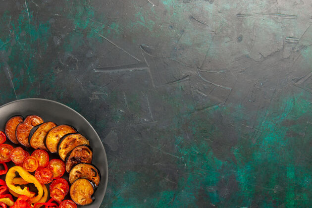 食物顶视图煮熟的甜椒和茄子在深绿色的表面垃圾茄子年份