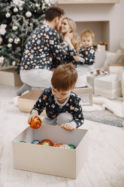 装饰人们在修理圣诞礼物 人们在和孩子玩耍 一家人在节日的房间里休息盒子圣诞室内