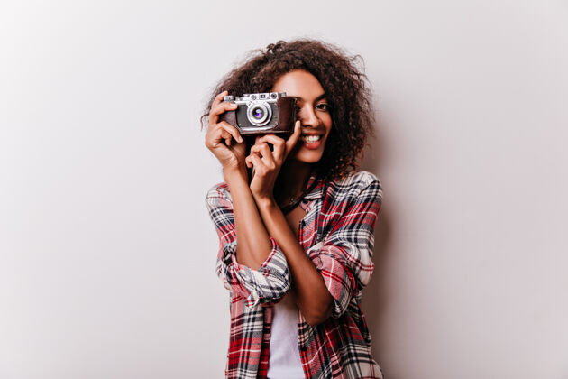 快乐幸福微笑的女孩 带着相机拍照女摄影师穿着格子衬衫的室内照片格子情绪游戏