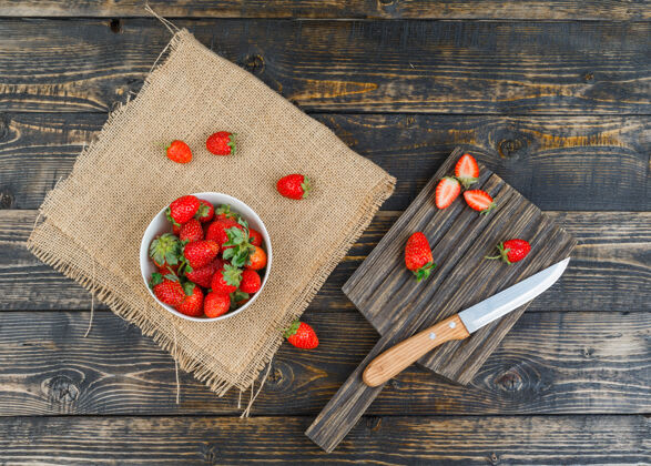 板用刀把草莓放在碗里美味素食甜点