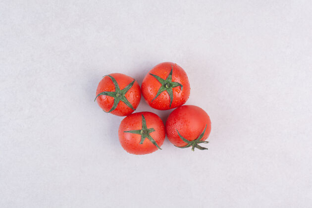 叶子鲜红的西红柿涂上白色有机番茄成熟