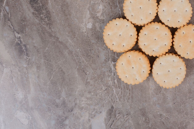 盐一堆圆形的饼干放在大理石表面饼干小麦开胃菜