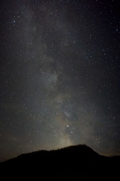 星光垂直拍摄的一座小山 银河系的壮丽景色令人叹为观止银河星星宇宙