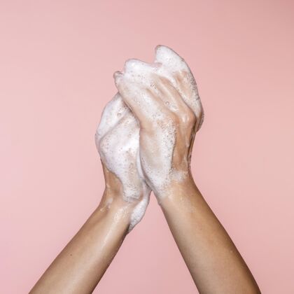 健康洗手的女人被隔离在粉红色上洗手清洗个人