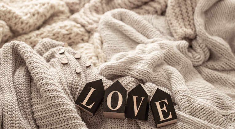 针织木制字母组成了“爱”这个词 而不是舒适的针织物情人节的概念文字Hygge天