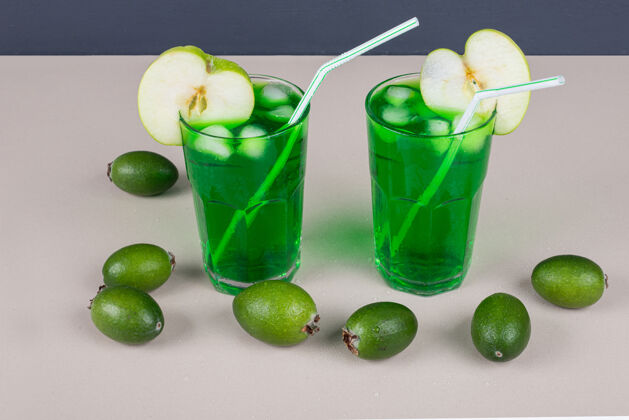 饮料绿色饮料 苹果 果酱和麦杆在白色苹果冰凉