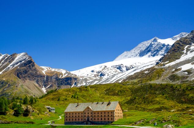 田野在瑞士的瓦莱斯 房子被落基山脉环绕 绿树成荫 白雪覆盖风景房子木头