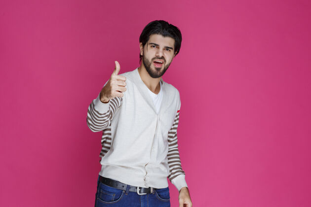 人体模型一个穿白衬衫的男人在做竖起大拇指的招牌男性协议休闲