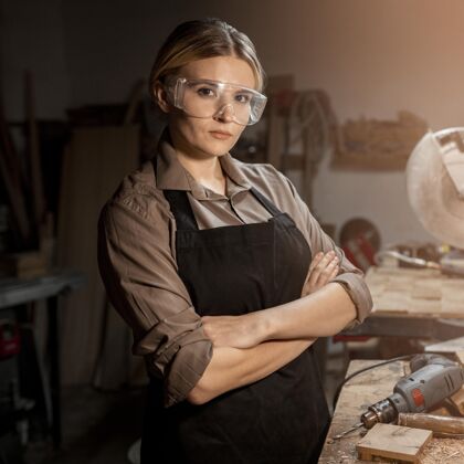 专业知识女木匠工作姿势侧视图木工劳动职业