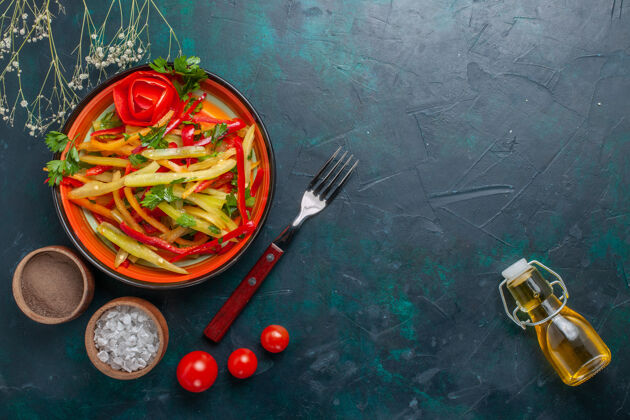 配料顶视图切片甜椒美味健康沙拉与调味品和橄榄油在黑暗的地板上膳食甜椒香料
