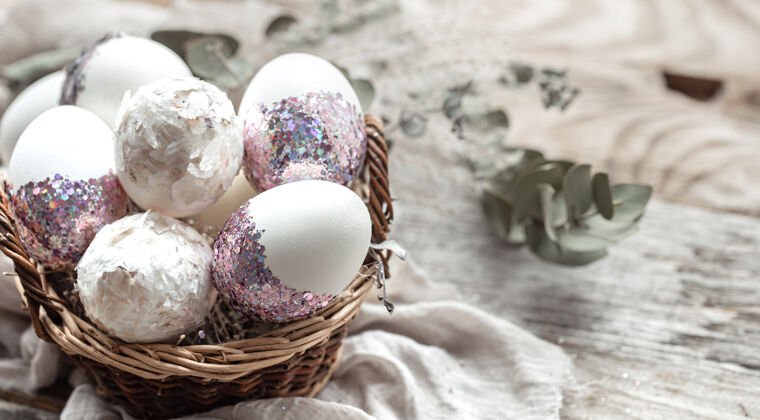 构图一个装着鸡蛋和干花的篮子一个装饰复活节彩蛋的创意复活节彩蛋干花传统