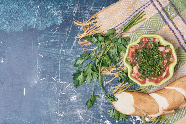 汤蔬菜沙拉配香草和香料 配法式面包欧芹视图生物