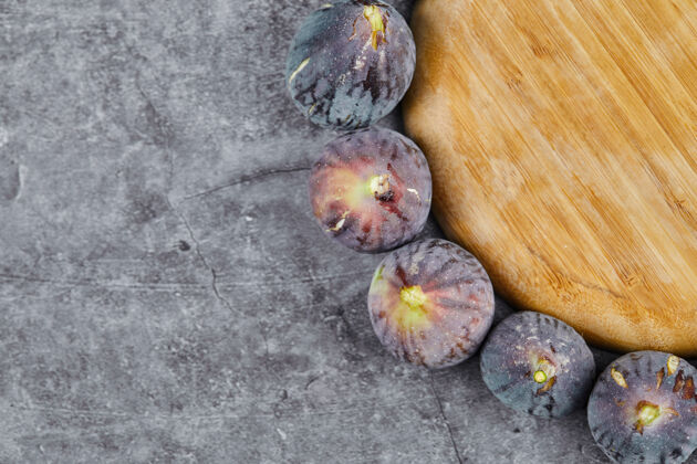 无花果紫色无花果围绕在大理石的木板上食物紫色可食用