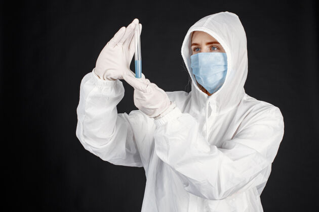 女性戴着医用面罩的医生冠状病毒主题白色背景下隔离穿防护服的女人专业医生年轻