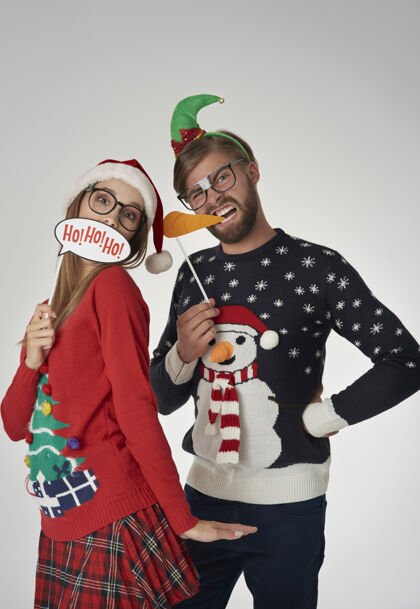圣诞老人帽子戴着滑稽面具的快乐夫妻毛衣穿脸