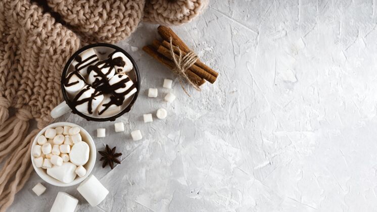 季节美味的热巧克力概念与复制空间棉花糖饮料美味