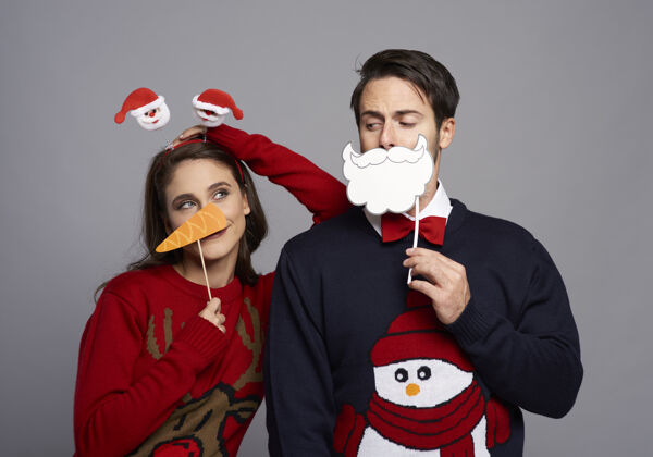 幽默带着圣诞面具的男朋友和女朋友夫妇制造开衫