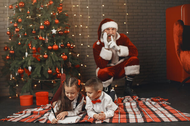 季节孩子们在家 圣诞装饰圣诞老人的邮件幸福快乐男人
