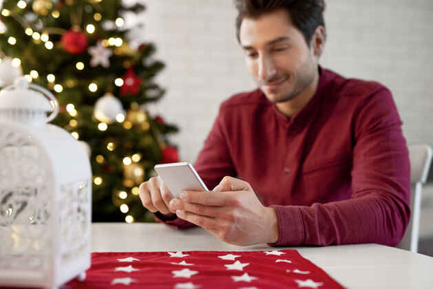 智能圣诞节使用手机的男人的特写镜头男人人类无线