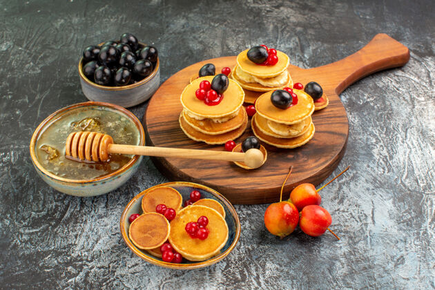 蔬菜蜂蜜和水果切菜板上的经典煎饼特写镜头美味美食食宿