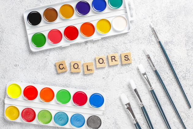 桌子一套水彩颜料和画笔调色板绘画艺术家
