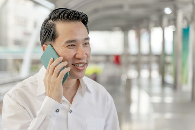 亚洲人生活方式商务人士使用智能手机感到快乐 商务理念团队商人使用