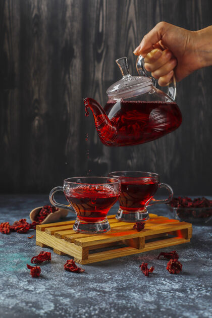 花瓣热木槿茶在一个玻璃杯子和玻璃茶壶茶C维生素