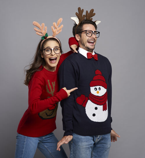 节日圣诞节时书呆子夫妇的正面图女眼镜幽默