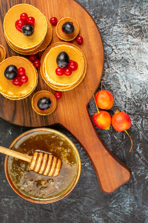 碗经典的甜蜂蜜水果煎饼库存照片煎饼餐桌经典