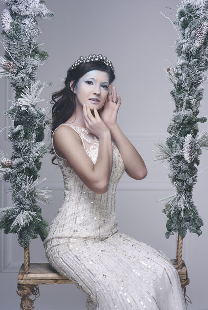 雪女秋千上戴着王冠的雪女十二月仙女成人