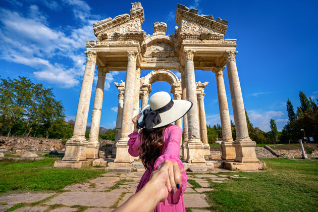 著名女游客牵着男人的手 带他去土耳其的阿芙罗狄西亚斯古城历史历史大理石