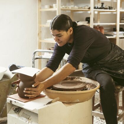 陶器专业的工匠在车间工作粘土工作手工制作