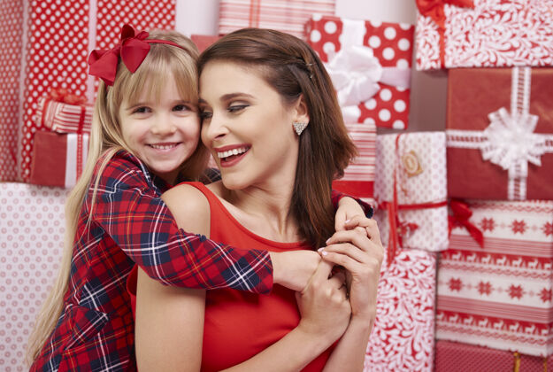 包裹可爱的女孩和她的妈妈十二月风景圣诞节