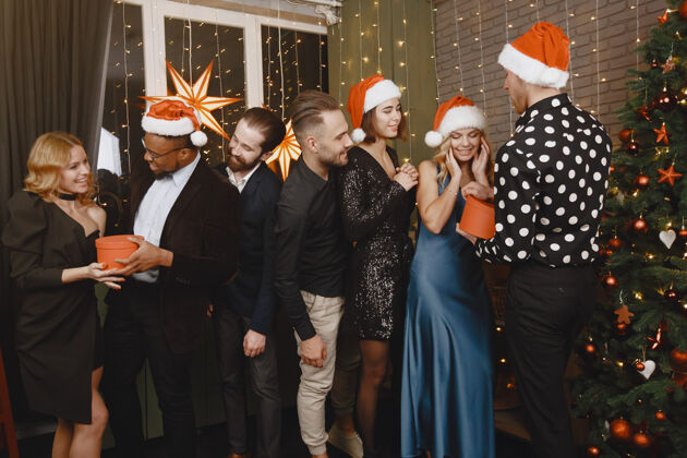 盒子穿圣诞老人装的人穿黑色西装的人集体庆祝新年朋友闪闪发光男性