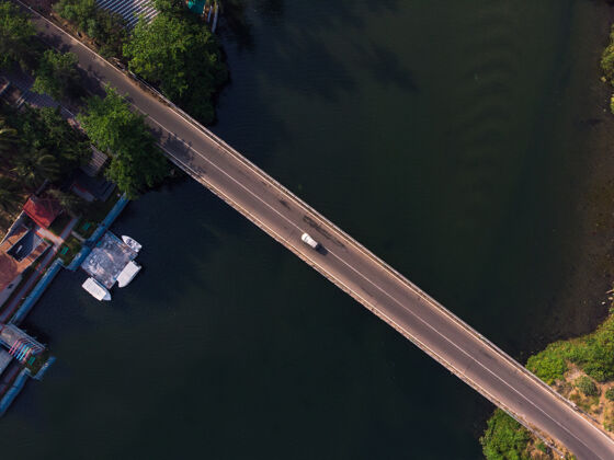 桥梁印度河上公路的俯视图景观交通鸟瞰