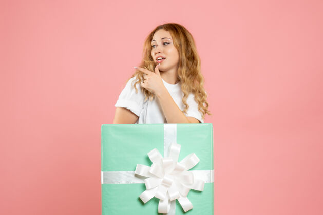 女性正面图：站在蓝色礼品盒内的年轻女性礼物盒子年轻