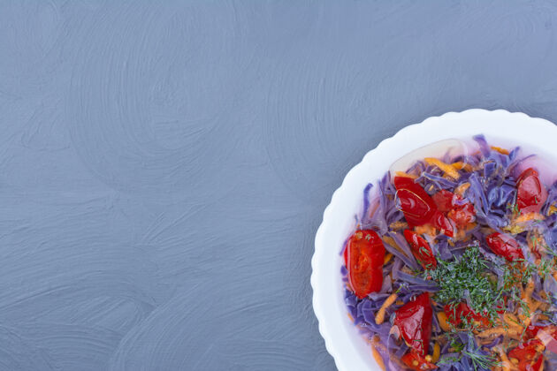 草药蔬菜沙拉和酱汁 紫色卷心菜放在一个白色的陶瓷碗里切碎切碎香料