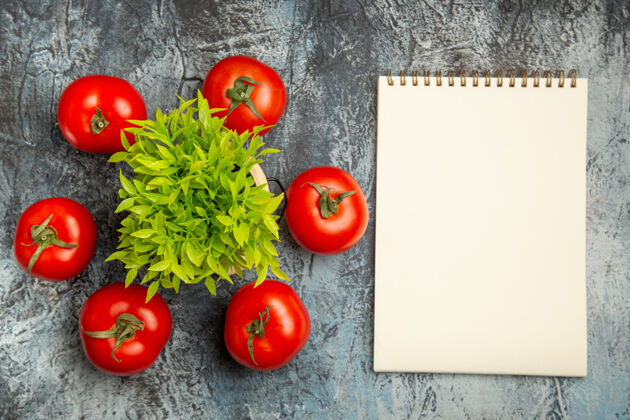配料顶视图新鲜西红柿与绿色植物蔬菜成熟健康