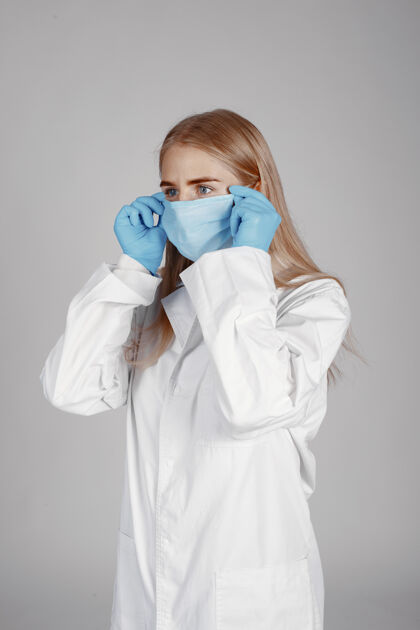 Covid19戴着医学面具的医生冠状病毒主题隔离在白色背景上肖像西装护士