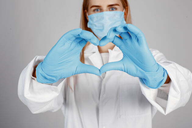 开朗戴着医学面具的医生冠状病毒主题隔离在白色背景上自信手套实验室