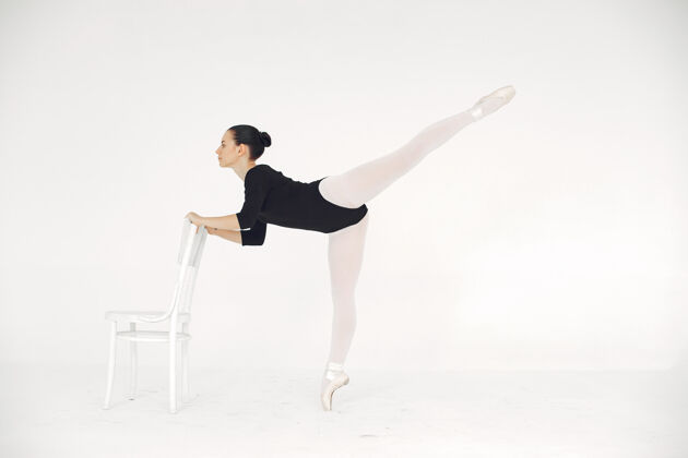 运动漂亮的芭蕾舞演员尖角的芭蕾舞演员表演女人训练
