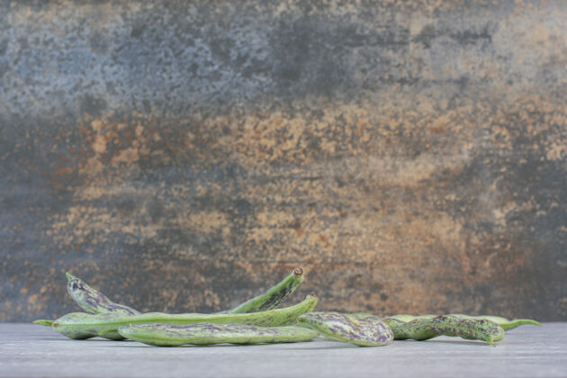 生的一束绿豆放在灰色的表面高质量的照片蔬菜烹饪一餐