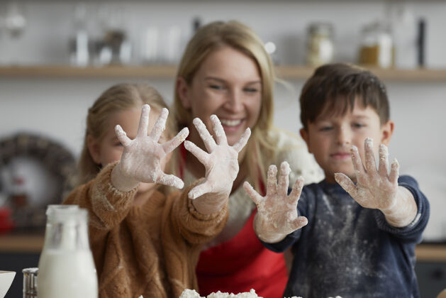 脏的孩子们和妈妈一起烤后快乐糕点姜饼展示